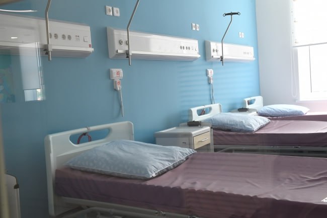 В Якутии успешно лечат пациентов с гепатитом С В Якутии продолжается работа по обеспечению лекарствами пациентов с вирусным гепатитом С На диспансерном учете сейчас состоят около 4 5 тысячи человек с этим хроническим заболеванием В этом году полный курс современной противовирусной терапии уже прошли 613 пациентов На эти цели было направлено более 200 миллионов рублей Результаты лечения впечатляют эффективность терапии составляет более 97 Это означает что практически все пациенты прошедшие курс полностью избавились от вируса в организме Главный инфекционист Минздрава Снежана Слепцова подчеркивает что если раньше выздоравливала только половина пациентов то сейчас современные лекарства позволяют достигать почти стопроцентного успеха в лечении Фото Фролов Михаил
