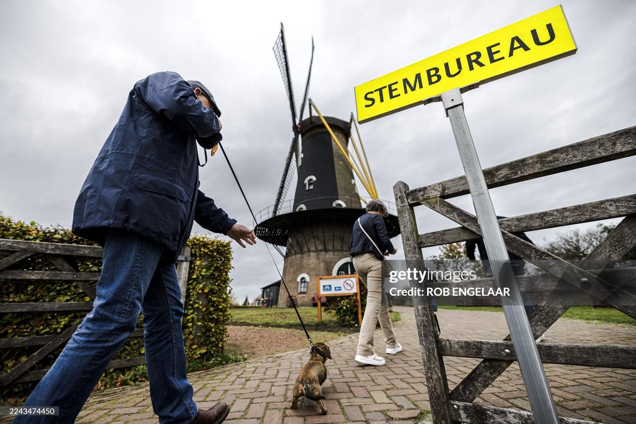 Сегодня 29 октября 2025 года в Нидерландах начались досрочные выборы жители королевства вновь два года спустя изберут состав Палаты представителей нижней палаты парламента Участки открылись в 7 30 по местному времени и закроются совсем скоро в 21 00 по Амстердаму или 23 00 по Москве Ниже размещаем материалы и агитацию которые Выборка публиковала на тему выборов в Нидерландах Результаты соцопросов Сразу после роспуска парламента Июль 2025 го Середина октября 2025 го Накануне выборов Агитация и заявления Народная партия за свободу и демократию VVD раз два три четыре пять шесть Блок лейбористов и зелёных PvdA GroenLinks раз два три четыре пять шесть семь Партия за свободу PVV раз два Партия D66 раз два три четыре Христианско демократический призыв CDA раз два три четыре Христианский союз CU раз Социалистическая партия SP раз два Партия JA21 раз Следим за ходом и результатами голосования в Нидерландах по хэштегу нидерланды 2025 оставайтесь на Выборке