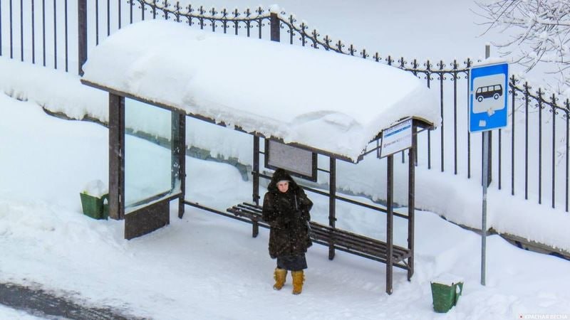 В Москве мать двоих детей арестовали на 10 суток за мат на остановке Как пишет Осторожно новости женщина громко и агрессивно выражала свою жизненную позицию и не остановилась даже в присутствии полиции На нее составили протокол и суд вынес решение об аресте Известно что у москвички остались дома двое детей школьников 16 и 17 лет Подписывайтесь на Подъём
