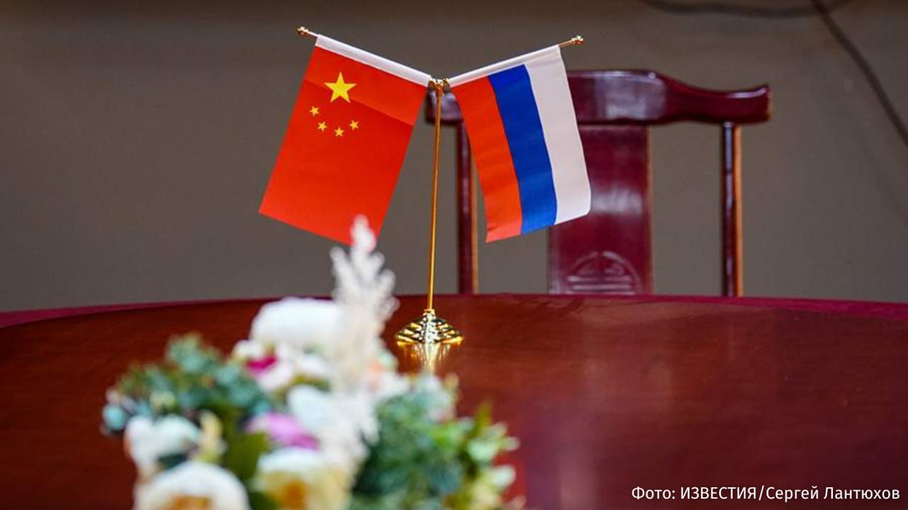 Увеличение поставок природного газа по новым маршрутам является одним из наиболее перспективных направлений сотрудничества между Россией и Китаем Об этом заявил вице премьер РФ Дмитрий Чернышенко Среди перспективных направлений о которых вы тоже сказали открытие китайского рынка для российской озимой пшеницы и ячменя топливных пеллет увеличение поставок природного газа по новым маршрутам сказал он в ходе выступления на 29 м заседании межправительственной российско китайской комиссии Чернышенко добавил что обе страны ведут активную работу над проектом промышленной кооперации в области автомобилестроения лесопромышленного комплекса добычи и переработки редкоземельных металлов Вице премьер также отметил проведение в Китае фестивалей и ярмарок Сделано в России с участием артистов и спортсменов из РФ Он подчеркнул что очередное такое событие было организовано Российским экспортным центром в центре Пекина в конце августа  Ранее 9 октября сообщалось что совместный российско китайский детективный экшен Красный шелк собрал почти 2 миллиона долларов в китайском прокате IZ RU в Telegram в MAX