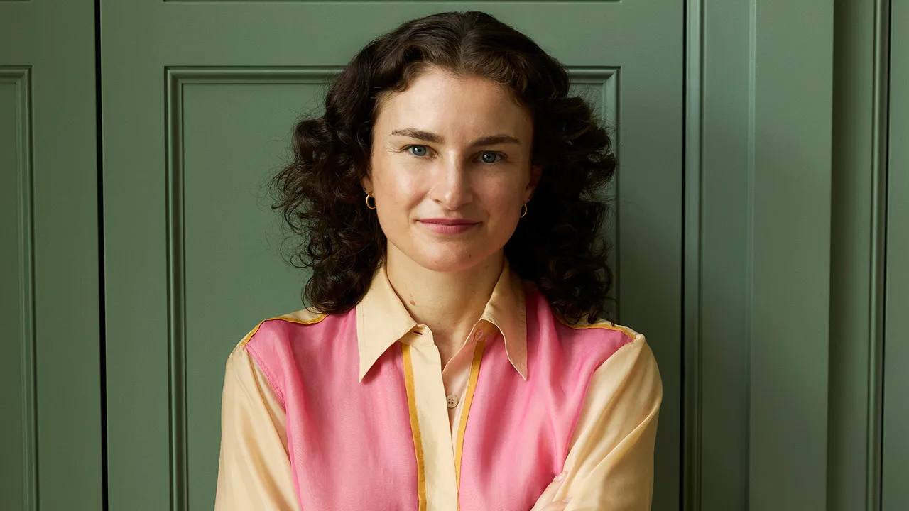 Хлоя Маль стала главой редакционного отдела Vogue US Главой редакционного контента американского Vogue стала Хлоя Маль Анна Винтур возглавлявшая журнал с 1988 года останется на посту глобального редакционного директора издания В издании Хлоя Маль работает с 2011 года она начинала с соцсетей позже писала тексты в качестве фрилансера а с 2023 года руководила сайтом Vogue ℹ По данным СМИ наиболее вероятными преемницами Винтур считались Ева Чен и Чиома Ннади Назначение Маль стало для рынка неожиданным settersmedia news