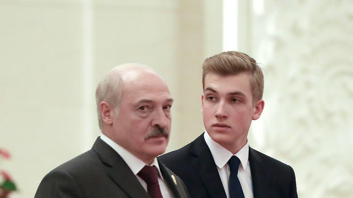 Лукашенко выписал сыну стипендию для «одарённых» — сам подписал, сам начислил  Коля Лукашенко получил президентскую стипендию для талантливых детей — 229 белорусских рублей  примерно 5,5 тысяч российских . Указ, разумеется, подписал его отец.  Никакой магии: немного стараний в дневнике, немного фамилии — и ты уже официально одарённый.    Подписаться   Прислать новость