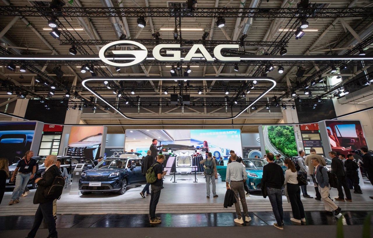 В китайском автопроизводителе GAC признались что теперь делятся знаниями и разработками с японской Toyota хотя еще несколько лет назад все было наоборот В начале пути когда наше партнерство с Toyota только начиналось мы брали у них знания и разработки Сейчас уже мы делимся с ними новыми технологиями Особенно в том что касается электромобилей рассказал технический директор GAC Масато Катсумата передает корреспондент РБК Совместное предприятие GAC и Toyota было запущено в Китае в 2004 году Тогда же в Гуанчжоу начал работать автозавод Фото Zhang Fan XinHua Global Look Press РБК в Telegram и MAX