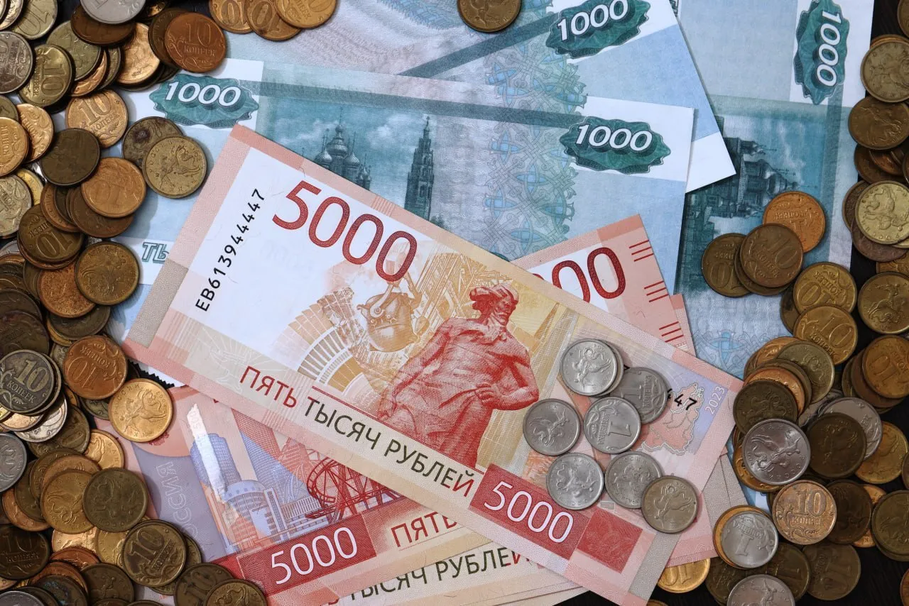 Вечёрка Зарплата каждого второго челябинца вырастет до 200 тысяч через 7 лет Челябинская область вошла в десятку лидеров страны по динамике зарплат заняв восьмое место По данным аналитиков РИА Рейтинга половина жителей Южного Урала через 7 3 года будет получать от 200 тысяч рублей и больше По подсчетам специалистов 25 населения Челябинской области придет к такому доходу уже через 4 9 года а большая часть 75 через 10 лет Список возглавил ЯНАО где через 5 7 года каждый второй житель будет зарабатывать от 200 тысяч рублей Второе и третье места у Чукотского автономного округа и Татарстана 5 8 и 6 2 года соответственно Топ 5 закрыли Магаданская область и ХМАО 50 населения в этих регионах перешагнет зарплатную границу в 200 тысяч через 6 3 года и 7 лет соответственно подробнее на канале Вечёрка