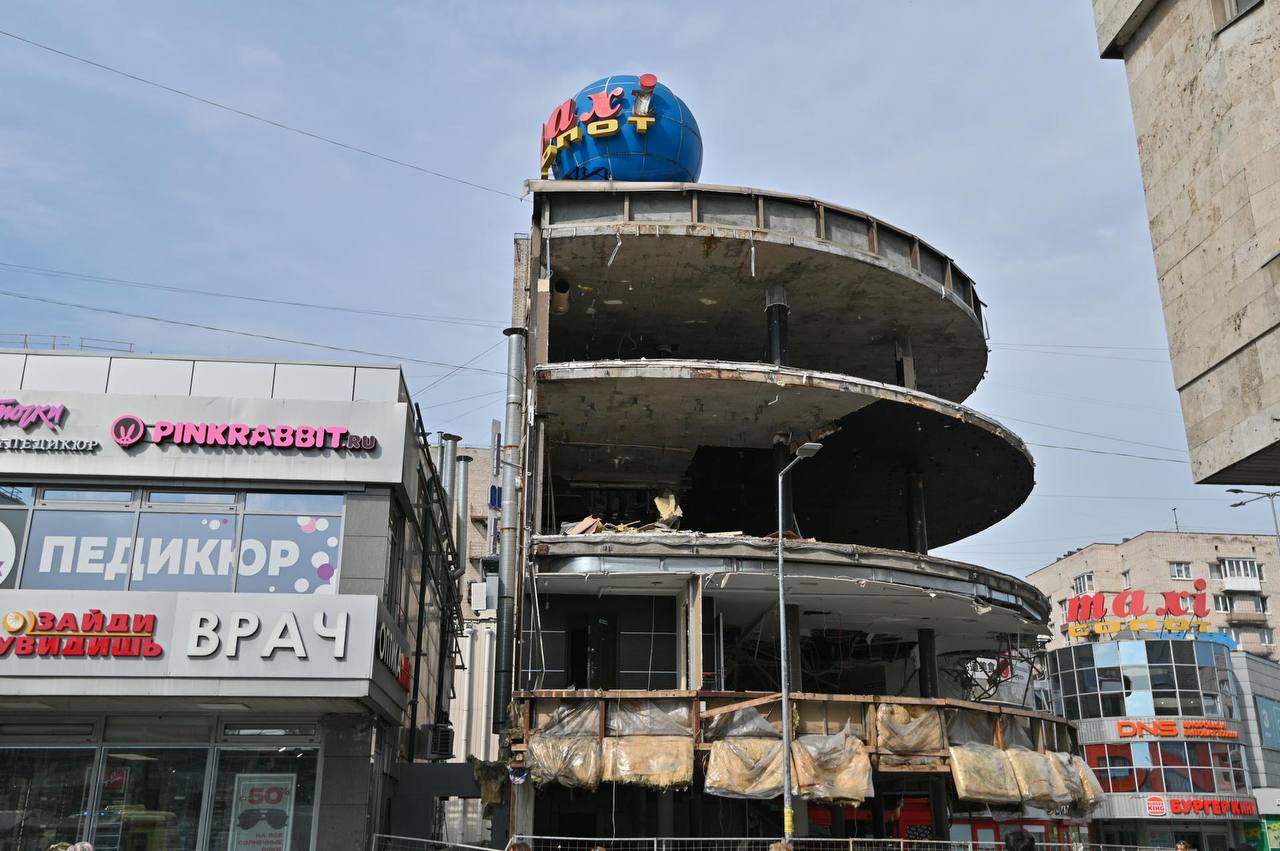 Люди же вам доверяют председатель ЗакСа отчитал чиновников за демонтаж у метро Александр Бельский раскритиковал работу комитета по контролю за городским имуществом из за ситуации с незавершённым сносом ТЦ Макси Сопот По словам Бельского действия комитета привели к появлению руин и территории напоминающей зону после бомбёжки В ходе заседания парламента спикер обратился к врио главы ведомства Михаилу Сергееву указав на то что объект уже несколько месяцев находится в полуразрушенном состоянии из за продолжающихся судебных разбирательств Стыдно должно быть Вы управляете городом Люди вам доверяют Ваши аргументы ничего не стоят по сравнению с тем что вы там наделали добавил он Артём Геодакян ТАСС Подписаться на ДП в Telegram MAX