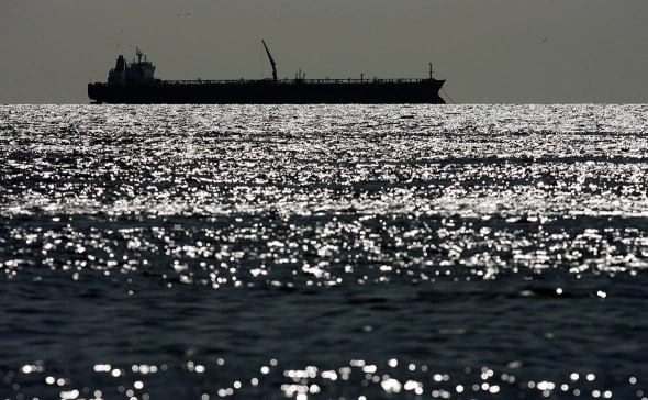 Доходы России от продажи нефти в 2025 году сократились на пятую часть по сравнению с 2024 м на фоне санкций и снижения мировых цен на нефть Об этом сообщила Financial Times В ноябре 2025 года разрыв цен между нефтью марок Brent и основной российской Urals удвоился и достиг более чем 24 за баррель на фоне американских санкций отмечает FT В предыдущие два года разница в цене составляла около 15 США ввели санкции против российских нефтяных компаний в октябре 2025 года В американском Минфине заявили что санкции были введены в связи с отсутствием у России серьезной заинтересованности в мирном процессе Россия считает западные санкции незаконными Пресс секретарь президента России Дмитрий Песков заявлял что экономика России функционирует под огромным количеством рестрикций поэтому у нее уже выработан определенный иммунитет против них jkinvest news jkinvest