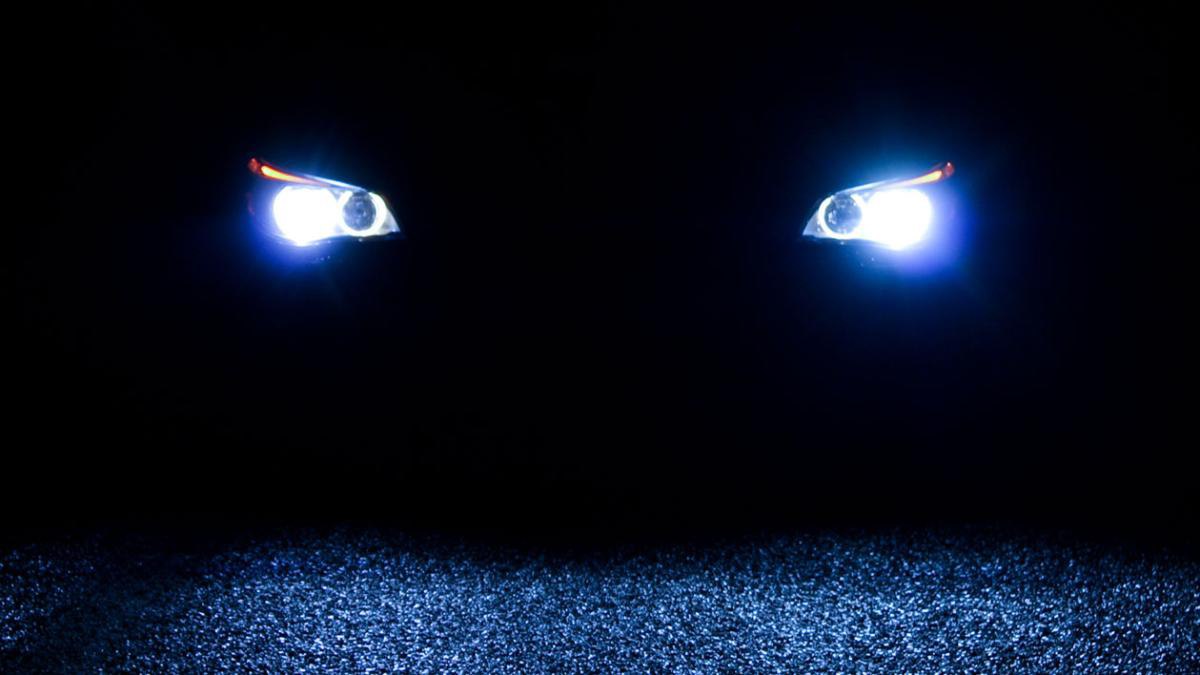 Водителей могут начать лишать прав за ксеноновые фары и мигающие стоп сигналы Авторы инициативы отмечают что такие фонари слепят других участников движения из за чего растёт число аварий По информации SHOT соответствующее письмо направлено главе МВД Владимиру Колокольцеву Автор инициативы глава Национального автомобильного союза Антон Шапарин отмечает что из за избыточно яркого света многие водители не могут пользоваться зеркалами заднего вида а другие жалуются на то что их слепят встречные машины Всё это существенно угрожает безопасности дорожного движения Ещё одна проблема глушители без катализаторов и сажевых фильтров из за которых автомобили создают огромное количество шума на улицах Плюс едкий запах и выброс вредных газов в атмосферу Обычно такие апгрейды делают на отечественных тачках или праворуких иномарках За оба нарушения в правилах зафиксирован одинаковый штраф 500 рублей Однако в НАС считают что сумма не мотивирует водителей перестать устанавливать ксенон Теперь они предлагают лишать прав за любое использование подобных фар или же поднять штраф до 30 тысяч рублей Подписывайся на SHOT Прислать новость