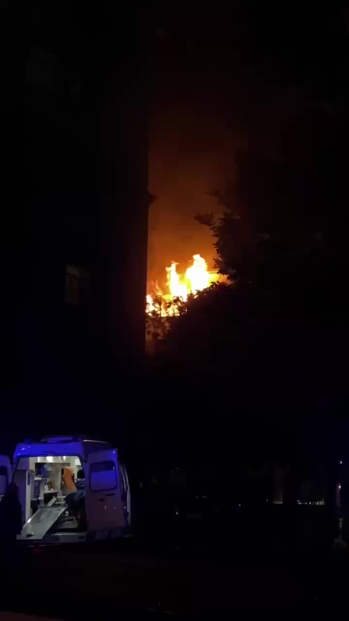 Пожар в четырехэтажном доме на юге Москвы: число пострадавших возросло до пяти