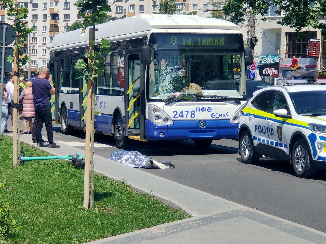 В Кишиневе возле парка Долины роз ДТП с погибшим. Полиция сообщила, что за рулём троллейбусa находился 23-летний мужчина, а 63-летняя женщина переходила дорогу в неположенном месте. В результате пострадавшая скончалась на месте.