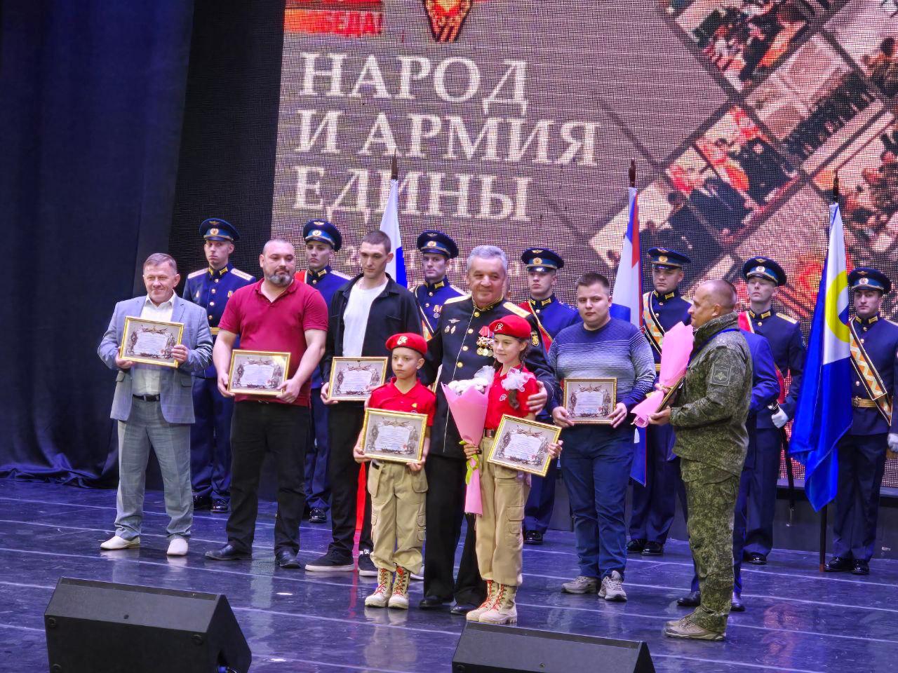 Не словом а делом именно так проявляется патриотизм в современных реалиях жизни В Анадыре на открытии научно практического форума Народ и армия едины среди представленных к наградам участников СВО волонтеров и общественников особая честь также была оказана Орлёнку России юнармейцу Сергею Бесову За активную волонтёрскую деятельность в молодёжном крыле Теплозова он удостоен Благодарственного письма Губернатора Чукотского автономного округа Владислава Кузнецова Мы гордимся Сергеем его труд инициативность и готовность помогать людям являются примером для подрастающего поколения Чукотки ОрлятаЧукотки НавигаторыДетства НавигаторыДетства87 Росдетцентр Минпросвещения ЮнармияЧукотки ОрлятаРоссии Департамент образования Чукотского АО