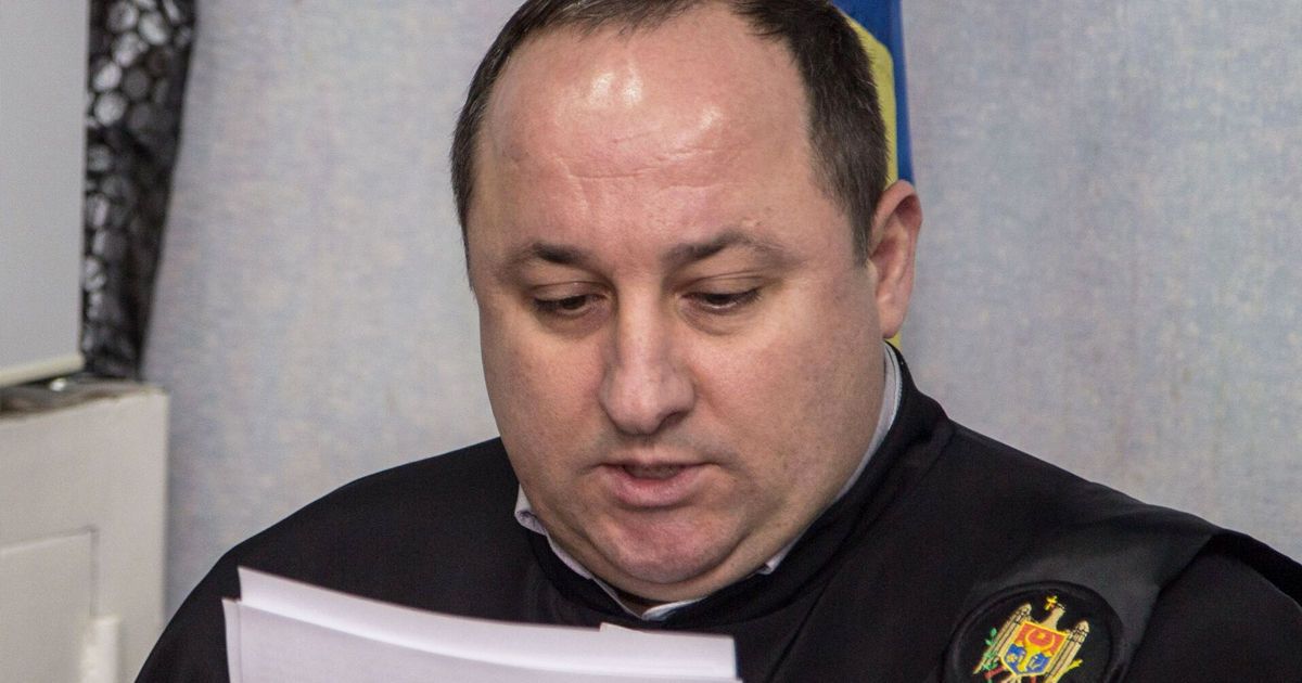 ‼ СРОЧНО. Бывший судья был найден с огнестрельным ранением в голову. По данным Pulsmedia.md, жуткая находка была сделана сегодня утром, около 07:30, на улице Фередеулуй, 4, под мостом, рядом с железной дорогой. Предположительно, жертвой оказался бывший судья Михаил Дьякон. Рядом с телом было обнаружено огнестрельное оружие. По предварительным данным, может идти речь о самоубийстве. Дьякон ранее работал судьёй Кишинёвского суда, филиала в Буюканах, а также в Апелляционной палате Кишинёва. Источник Подписаться Смотреть эфир