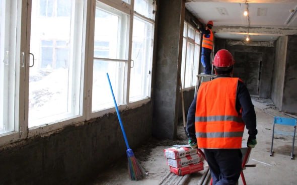 Омская стройфирма зашла в Сочи для капитального ремонта здания ЕДДС Омская строительная компания Арт Ремстрой начала поиск специалистов в Сочи после того как заключила контракт на капитальный ремонт здания Единой дежурной диспетчерской службы по улице Советской 26а По данным рекрутингового сервиса HeadHunter сейчас фирма нуждается в инженере ПТО инженере геодезисте и производителе работ Уровень дохода в описании к вакансиям не указан Заказчиком капитального ремонта здания ЕДДС выступило Управление капитального строительства Сочи За работы Арт Ремстрой получит 193 млн руб Результаты аукциона отражены на сайте госзакупок rbc omsk