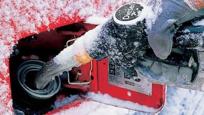 Дизель не выдержал морозов на АЗС начались проверки В Молдове начались внеплановые проверки автозаправочных станций после жалоб водителей на замерзающее дизельное топливо Министр энергетики Дорин Жунгиету подтвердил что на рынок попала партия дизеля не соответствующая зимним стандартам топливо оказалось недостаточно устойчивым к морозам Власти пока не раскрывают о каком операторе идёт речь но заверяют что ситуация находится под контролем и уже принимаются необходимые меры