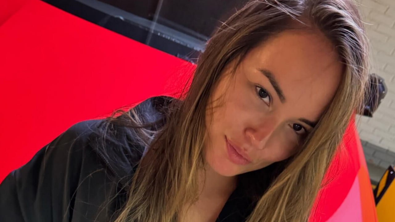 Бывшей жене боксера Бивола назначили 60 часов обязательных работ за оскорбление кыргызов и казахов Дело Екатерины Бивол рассмотрел Ленинский суд Петербурга передал корреспондент Бумаги Детали 60 часов обязательных работ назначили из за опубликованного в телеграме видео на котором экс супруга чемпиона WBA Дмитрия Бивола говорит Кыргызы тупые уебаны кыргызы говно Казахи говно уйгуры охуенные Эти гены охуенные Я могу не спать Я могу долбить Запись изучили сотрудники Центра Э и передали в прокуратуру Адмиралтейского района Там на Бивол составили протокол по статье о возбуждении ненависти или вражды 20 3 1 КоАП На заседании суда присутствовал представитель консульства Кыргызстана Контекст Из за того же видео Бивол объявили в розыск в Казахстане и Кыргызстане Фото Екатерина Бивол Подписывайтесь на Бумагу и предлагайте новости