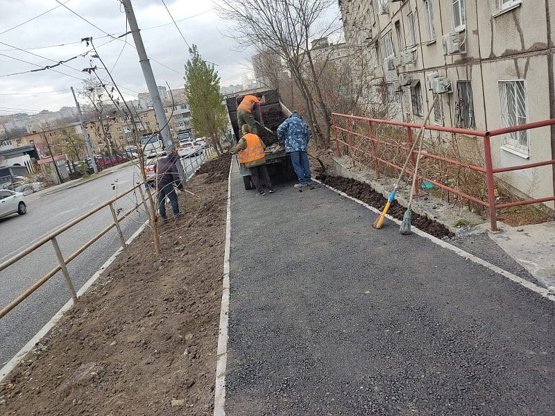 На улице Русской завершается благоустройство после капитального ремонта теплосети.   Сегодня здесь заканчивают асфальтировать пешеходные дорожки и укладывают землю на газоны.    Ранее асфальт уложили на проезжую часть, где вели основные работы по капитальному ремонту теплосети, и высадили деревья.  #ТеплоСети