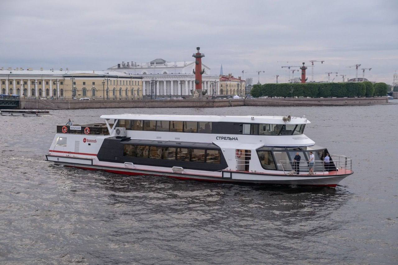 На ПМЭФ-2025 представят новое российское электросудно Это будет «Стрельна», которая является головным судном проекта «Москва 2.0», построенным по заказу АО «ВодоходЪ. Пассажирский Порт». В рамках форума увидеть судно можно будет в период с 18 по 20 июня на причале «Эрмитаж Нижний», а в первых числах июля «Стрельна» уже начнет осуществлять прогулочные рейсы по Неве с выходом в Финский залив. Тогда же его можно будет брать в аренду для проведения корпоративных мероприятий. Напомним, что в 2026 году на судоверфи «Эмпериум» будет построено еще 5 подобных электросудов проекта «Москва 2.0», и сейчас возможность их дальнейшей эксплуатации прорабатывается в Москве, Нижнем Новгороде, Ярославле, Уфе и Перми. Фото - ВодоходЪ
