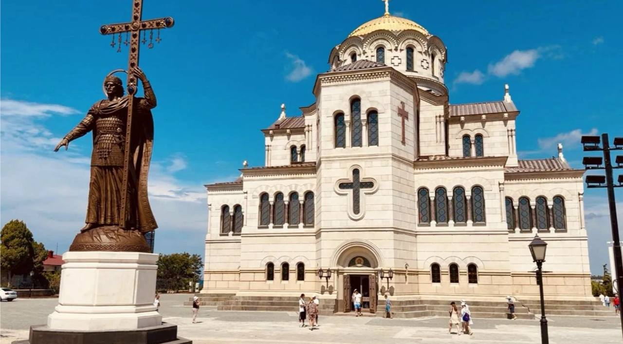 Вице-спикер Заксобрания поздравил севастопольцев с Днем Крещения Руси Илья Журавлев— вице-спикер Заксобрания Севастополя, координатор городского отделения ЛДПР в своей поздравлении с праздником Крещения Руси отметил, что сегодня один из самых дней в истории нашего народа. «Он напоминает нам о духовном выборе, определившем судьбу Руси и ее будущего. Именно с принятием православия началось становление единого государства, крепкого духом, традициями и верой. Особое место в этот день занимает Севастополь — колыбель русского православия. Именно здесь, на нашей земле , в древнем Херсонесе, святой равноапостольный князь Владимир принял крещение, положив начало великому пути духовного русского единства. Православие принесло на Русь и оставило нам нам наследие- единую веру, высокие нравственные идеалы — милосердие, любовь к ближнему, всепрощение и служение правде», — подчеркнул Журавлев. Он пожелал, чтобы этот праздник напомнил каждому из нас, что православная вера — это источник любви и мира, милосердия и уважения к ближнему. Читайте Севкор