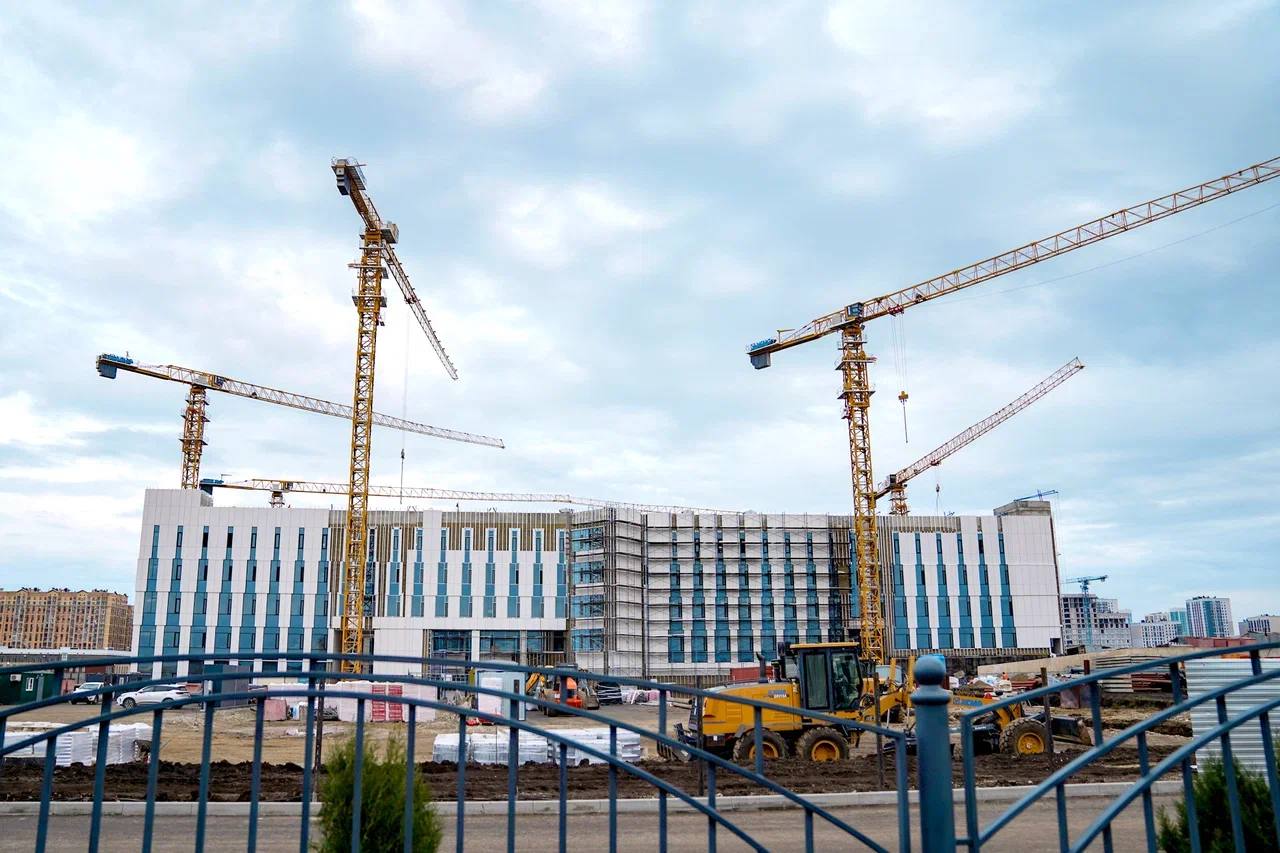 Принято постановление о государственном учете жилищного фонда через ГИС ЖКХ Председатель Правительства Михаил Мишустин подписал постановление которым утверждено положение о государственном учете жилищного фонда в России Согласно документу такой учет будет вестись в государственной информационной системе ЖКХ ГИС ЖКХ сообщил Марат Хуснуллин заместитель председателя Правительства Одно из основных направлений Стратегии развития строительной отрасли и ЖКХ на период до 2030 года с прогнозом до 2035 года цифровая трансформация и в том числе это касается внедрения современных технологий в сферу управления жилищным фондом Главная цель принятого постановления организация единой системы государственного учёта жилищного фонда Это позволит сформировать достоверную информацию о составе жилья его состоянии и стоимости а также об изменении этих показателей Такая работа имеет большое значение для принятия стратегических решений по реализации различных программ направленных на улучшение качества жизни граждан и развитие территорий Марат Хуснуллин заместитель председателя Правительства Согласно постановлению государственному учету подлежат все объекты жилищного фонда независимо от формы собственности   Полномочиями по проведению анализа информации об объектах государственного учета жилья наделена публично правовая компания Фонд развития территорий   Запуск системы учета жилищного фонда на базе ГИС ЖКХ запланирован с 1 марта 2026 года digitalbuild цифровыесервисы регулирование