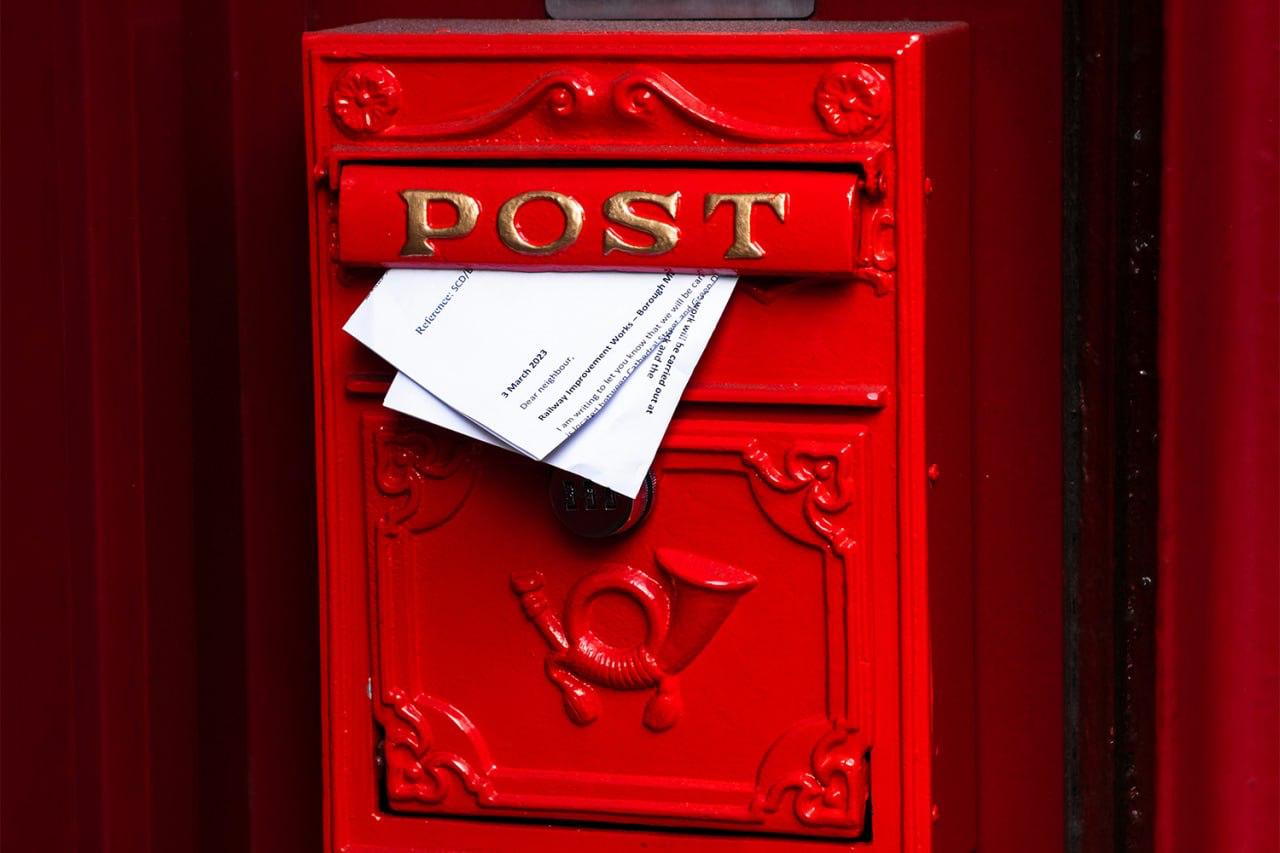 Дания стала первой европейской страной полностью отказавшейся от доставки бумажных писем пишет CNN Решение связано с резким сокращением объема отправлений на фоне цифровизации В 2024 году количество отправленных писем в Дании оказалось более чем на 90 ниже чем в начале 2000 х годов Большинство жителей страны перешли на электронные способы общения а госорганы практически полностью отказались от бумажной переписки используя цифровые порталы В рамках реформы PostNord начала демонтаж около 1500 почтовых ящиков по всей стране Продажа этих ящиков вызвала ажиотаж среди датчан и стала символом ухода эпохи традиционной почты Cyrus Crossan Unsplash Telegram Max