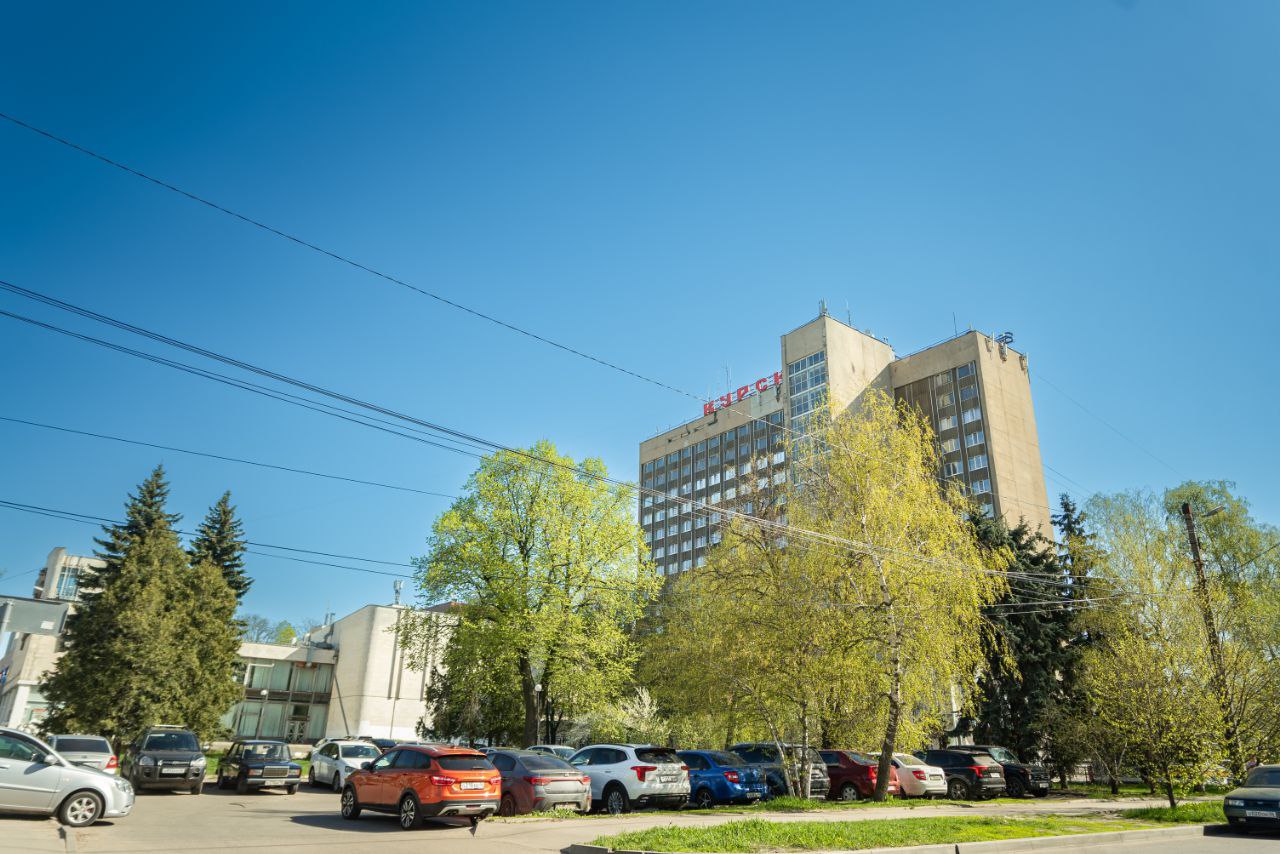 Курянам напомнили правила безопасности в праздники В дни празднования 9 Мая силы и средства экстренных оперативных служб будут функционировать в режиме повышенной готовности. В Курске мониторинг обстановки с использованием видеокамер комплекса «Безопасный город» будет круглосуточно проводиться дежурной сменой ЕДДС города. Помощь окажут и народные дружины. Но и курянам следует проявлять внимательность в эти дни: Перед выходом из дома берите документы, подтверждающие вашу личность. Если собираетесь на массовое мероприятие с ребёнком, сделайте его фотографию. Перед посещением ТЦ изучите план эвакуации. Не принимайте предметы, похожие на армейские сувениры, от незнакомых. Если заметили подозрительный предмет: Не трогайте его и держитесь на расстоянии 10 метров. Сообщите о находке в полицию или по номеру 112. Предупредите окружающих и отведите их от опасного места. Телефоны оперативных служб: Единый телефон службы спасения – 112. УМВД области – 02 с мобильного – 102 . Фото: Рина Горлова.