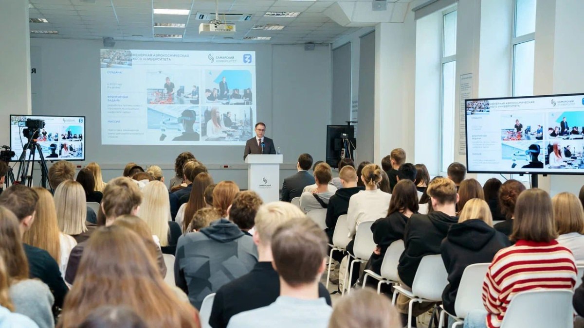 Шесть образовательных площадок Самарской области вошли в 100 самых активных лекториев Знания по итогам третьего квартала Федеральный рейтинг был сформирован на основе критериев учитывающих количество проведенных мероприятий охват аудитории и уровень удовлетворенности слушателей В него вошли школа 121 и 92 Самары Чапаевский химико технологический техникум Самарский национальный исследовательский университет имени академика С П Королева Поволжский государственный университет сервиса а Самарский государственный технический университет занял первое место среди всех просветительских площадок От лица всего коллектива Центра Знание СамГТУ хочу выразить благодарность Российскому обществу Знание за высокую оценку нашей работы Это достижение закономерный результат нашего системного подхода к просветительской деятельности Мы сознательно делаем акцент на ключевых для региона и страны темах это историческая память о Великой Победе популяризация научно технических достижений Самарской области и практическая помощь молодежи в выборе будущей профессии Политехнический лекторий и дальше намерен держать эту высокую планку следуя главной цели качественному просвещению жителей нашего региона поделился заместитель заведующего кафедрой Философии и социально гуманитарных наук Самарского государственного технического университета лектор Общества Знание Егор Макаров Благодаря проекту по всей России Общество Знание развивает сеть просветительских площадок на базе образовательных организаций учреждений культуры молодежной политики которые систематически проводят мероприятия Особую активность по количеству лекториев Знания среди топ 100 в проекте заняли следующие регионы Республика Мордовия Алтайский край Орловская и Пензенская области по 4 площадки в регионах Кировская область 5 площадок Самарская область 6 площадок Лидером стала Калужская область с 7 ведущими площадками При формировании рейтинга лучших учитывались несколько ключевых параметров количество проведенных мероприятий должно было составлять не менее 4 а количество слушателей превышать 250 Также на оценку повлияло то насколько лекции понравились самой аудитории Лидерами набравшими набольшее число баллов стали СамГТУ гимназия 19 г Саранска МГУ им Огарева Армавирский педуниверситет и ЧГПУ им И Я Яковлева Определение лучших лекториев является частью системной работы Российского общества Знание по поддержке и мотивации просветительских центров по всей стране которые вносят значительный вклад в воспитание и культурное развитие молодежи подчеркнул заместитель генерального директора Российского общества Знание Георгий Будный Теперь сто самых активных площадок получили возможность пригласить ведущих лекторов Общества Знание в ноябре и декабре На базе площадок пройдут встречи проектов Знание Лекторий Знание Герои и Знание Наука пресс служба Российского общества Знание ГТРК Самара MAX lВК lОК lСАЙТ