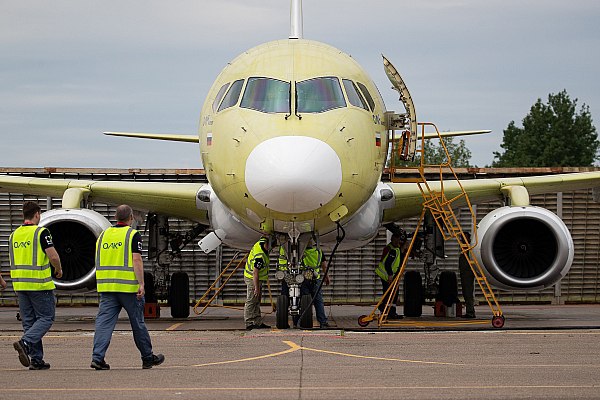 Антон Алиханов: SJ-100 должен совершить около 200 тестовых полетов в 2025 году  Импортозамещенный самолет SJ-100 с российскими двигателями ПД-8 должен совершить около 200 полетов в рамках испытаний в 2025 году для прохождения сертификации и выхода на производство, рассказал в интервью телеканалу "Россия-24" глава Минпромторга РФ Антон Алиханов. Об этом сообщает ТАСС.  "Испытания наземные этого двигателя подходят к концу. Часть из них уже завершена. И мы, собственно говоря, ждем разрешение на полетные испытания. Две машины у нас будут летать. Примерно 200 полетов мы должны провести за следующий год для того, чтобы пройти сертификацию и выйти уже на производство", – сказал он.  Отвечая на вопрос о начале производства самолета, Алиханов выразил надежду, что это случится в первой половине 2025 года.  aviaru.net/n275920