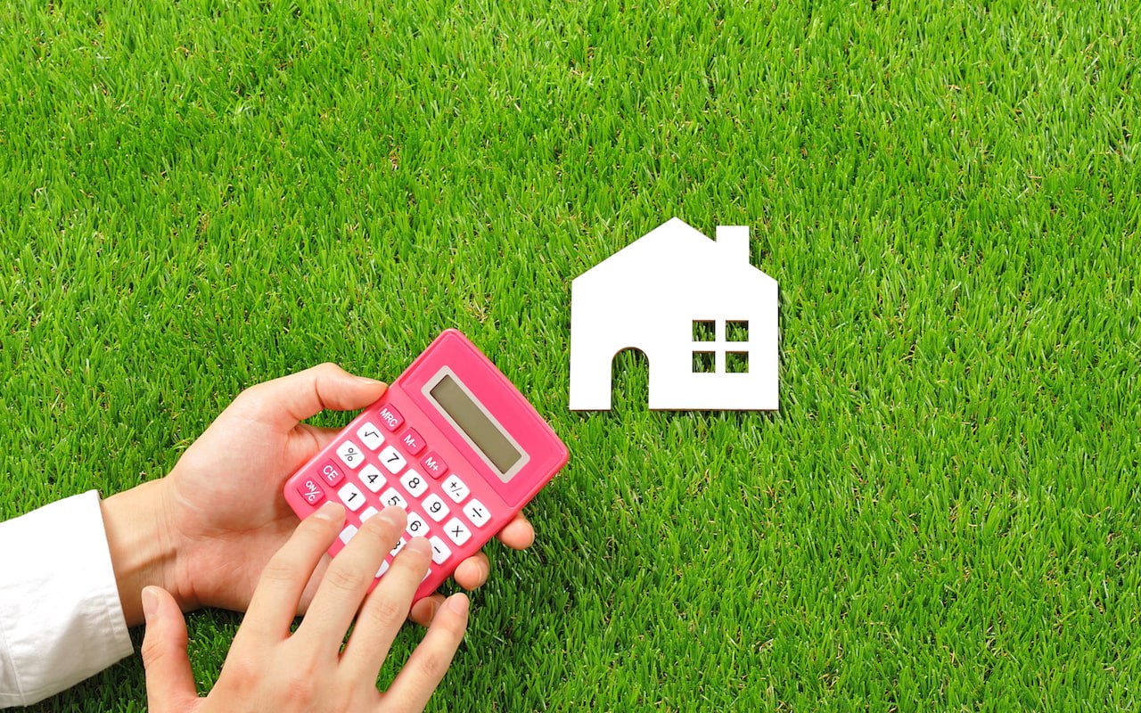 ВНИМАНИЕ Арендаторам земельных участков которые заключили договора аренды до 30 октября 2022 года с компетентными органами ЛНР а до 2014 года Украины пересчитают арендную плату в связи с инфляцией Как пояснили в министерстве имущественных и земельных отношений согласно федеральному Закону О федеральном бюджете на 2026 год и на плановый период 2027 и 2028 годов в 2026 году индекс инфляции составит 1 04 Перерасчет будет производиться по формуле Ап25 1 04 Ап26 где Ап25 годовая арендная плата установленная расчетом на 2025 год 1 04 индекс инфляции в 2026 году Ап26 годовая арендная плата установленная на 2026 год Арендную плату по договорам аренды земельных участков за 2026 год необходимо перечислять по реквизитам указанным в ссылке При этом арендаторы земельных участков которым в 2025 году не производили расчет по действующим договорам аренды земельных участков заключенным до 30 10 2022 г должны обратиться в министерство имущественных и земельных отношений Луганской Народной Республики по адресу г Луганск ул Магнитогорская д 2 каб 624 тел 7 959 536 51 48