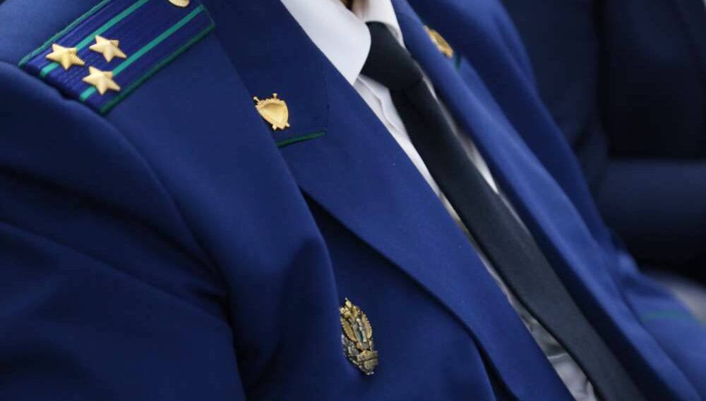 В Дагестане бывший руководитель коммерческой организации предстанет перед судом по обвинению в сокрытии денежных средств от взыскания налогов и мошенничестве Прокуратура Республики Дагестан утвердила обвинительное заключение по уголовному делу в отношении бывшего генерального директора открытого акционерного общества Даггаз Он обвиняется по ч 2 ст 199 2 УК РФ сокрытие денежных средств организации за счет которых должно производиться взыскание налогов сборов страховых взносов ч 4 ст 159 УК РФ мошенничество По версии следствия в период с 2023 г по 2024 г обвиняемый зная об имеющейся у ОАО Даггаз налоговой задолженности направил в адрес ООО Газпром межрегионгаз Махачкала финансовые поручения с просьбой о перечислении денежных средств руководимого им общества на банковский счет другой компании Таким образом он сокрыл денежные средства ОАО Даггаз в сумме более 89 8 млн рублей за счет которых должно быть произведено взыскание недоимки по налогам сборам и страховым взносам Кроме того генеральный директор путем обмана и злоупотребления доверием акционеров ОАО Даггаз на основании фиктивных документов похитил денежные средства организации на сумму более 25 млн рублей посредством которых осуществил взаиморасчеты с лицами оказывавшими строительные услуги для ООО Санаторий Леззет собственником и фактическим руководителем которого сам являлся Уголовное дело направлено в Кировский районный суд г Махачкалы для рассмотрения по существу