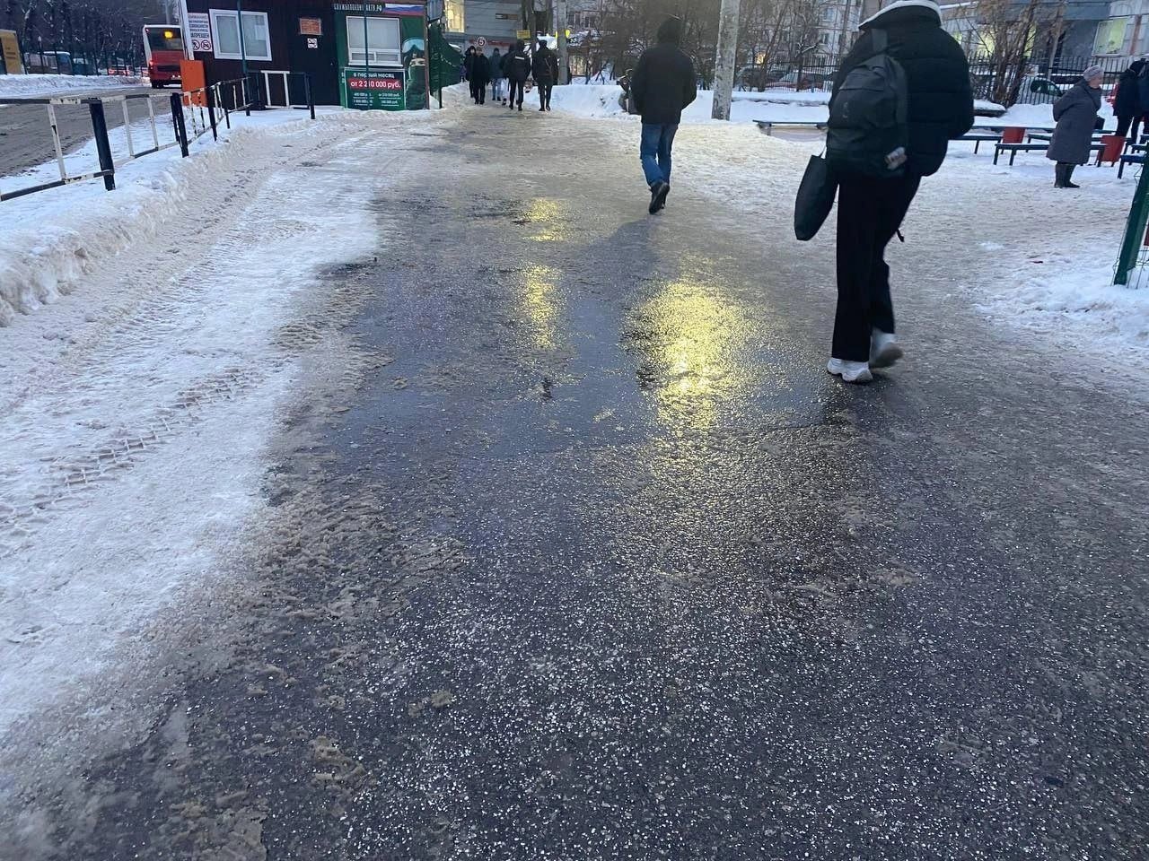 Пермяки пожаловались на неубранные снег и лёд на автовокзале. По словам читательницы  , пройти мимо уличных касс 8 января было опасно, а подойти к ним, минуя лёд, — невозможно.  — Лед под снегом, но это не помогает, — написала нам пермячка. — Кто знает, просто прокатывается. Очень скользко, а ухватиться в случае падения не за что. До автобусов ей-богу дойдут не все.  Содержанием этого участка занимается КГБУ «Дорожно-эксплуатационная служба», которая принадлежит краевому Минтрансу. В ведомстве нам отчитались об уборке территории  3 и 4 фото : техника и рабочие трудятся в постоянном режиме, а тротуар обработан противогололедным материалом.    Подписаться   Прислать новость