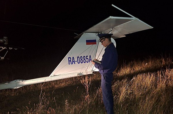 В Ульяновской области легкомоторный самолет сел на автодорогу  Ульяновская транспортная прокуратура проводит проверку обстоятельств посадки легкомоторного самолета на автодорогу. Об этом сообщает ТАСС со ссылкой на даныне Приволжской транспортной прокуратуры.  "По предварительным данным, 9 октября 2024 года в дневное время в Тереньгульском районе Ульяновской области легкомоторный самолет СП-38 из-за неблагоприятных погодных условий совершил посадку на автодорогу вблизи села Суровка", – говорится в сообщении в Telegram-канале прокуратуры.  Отмечается, что пилот не пострадал, самолет повреждения не получил.  aviaru.net/n276566