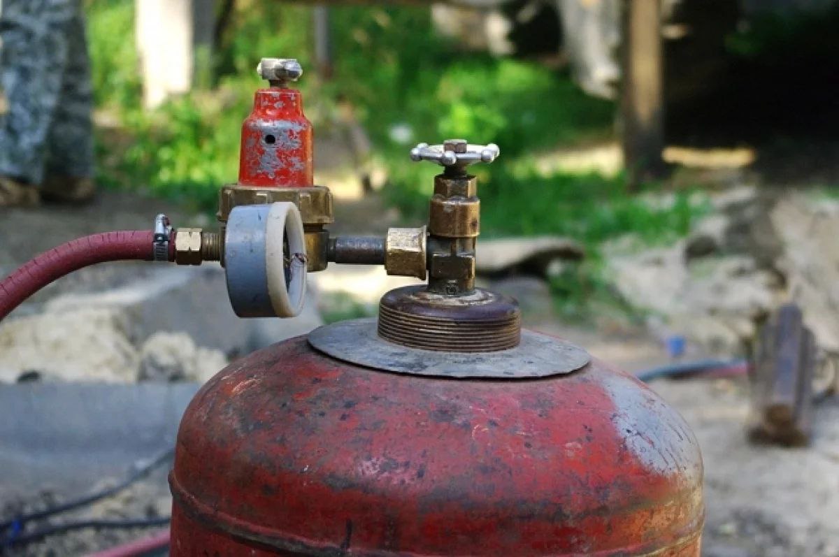 Рабочий пункта приёма металлолома погиб из-за взрыва газового баллона в Перми, сообщает госинспекция труда Пермского края.  Трагедия на производстве случилась в краевой столице утром 15 апреля. 38-летний мастер заготовительного участка находился на своём рабочем месте – на складе компании ООО «Макс Трейд59». Около 11:40 часов утра мужчина взял угловую шлифовальную машину и приступил к резке баллона, внутри которого было неизвестное содержимое. От воздействия произошёл взрыв. Пострадавший скончался.  После инцидента работодатель направил извещение в государственную инспекцию труда Пермского края, которая приступила к расследованию несчастного случая. Сотрудники ведомства проанализируют документы и проведут надзорное мероприятие в отношении ООО «Макс Трейд59». Если инспекция найдёт нарушения ТК РФ, компания будет привлечена к административной ответственности.  «Материалы расследования несчастного случая будут направлены в органы следствия для решения вопроса о привлечении виновных к уголовной ответственности», – рассказали в госинспекции труда.  Источник    ЧП Пермь    Прислать новость