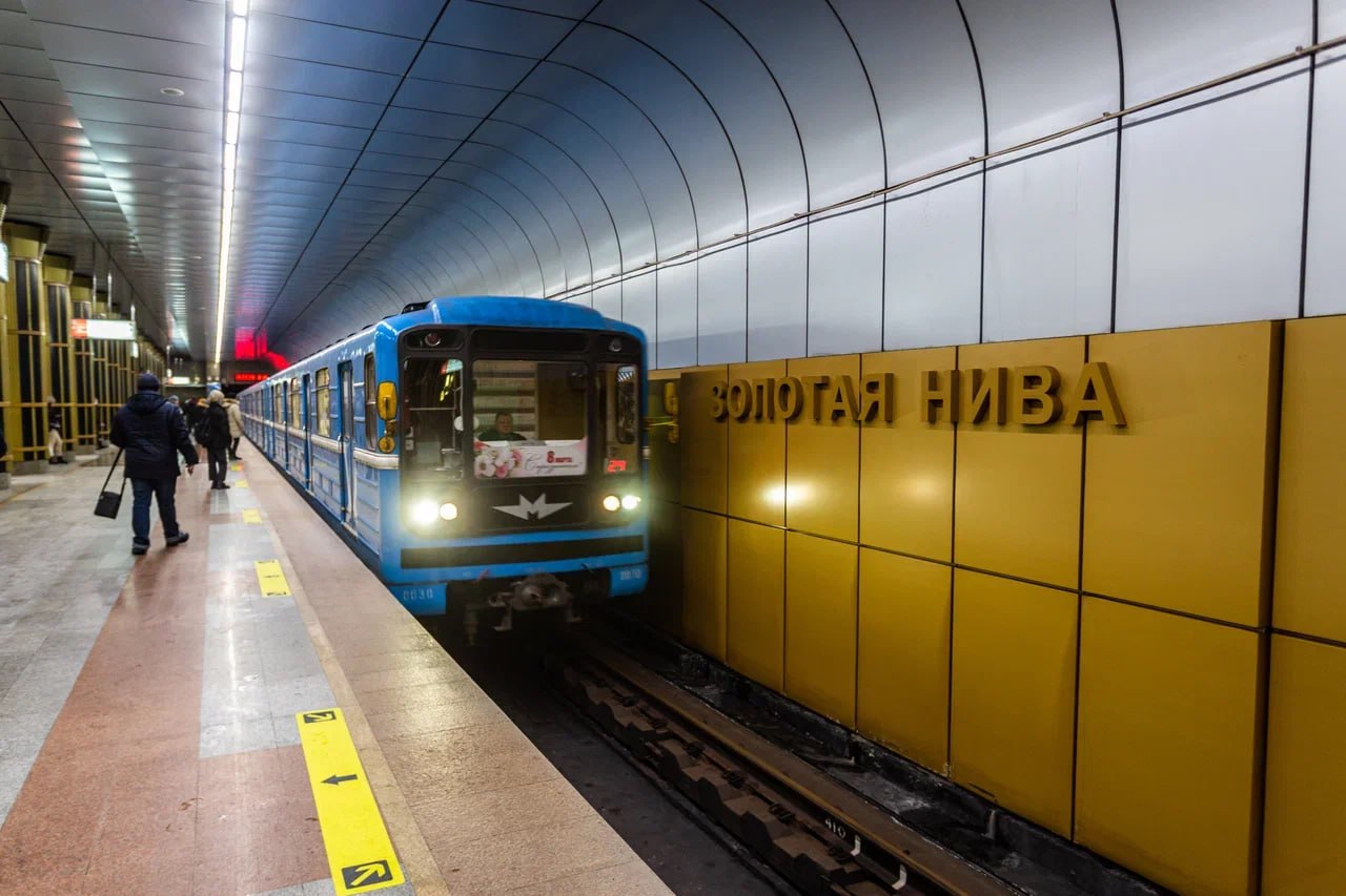 На проект продления Дзержинской линии новосибирского метро потратят 800 млн рублей Власти Новосибирска оценили стоимость проектирования продления Дзержинской линии метрополитена. По данным мэрии, разработка документации для участка от станции «Золотая Нива» до «Молодёжная» с веткой к электродепо «Волочаевское» потребует более 800 млн рублей. Ещё в феврале 2025 года контракт на проектирование левого перегонного тоннеля между «Золотой Нивой» и «Берёзовой рощей» получило ОАО «Минскметропроект». Компания, имеющая опыт работы в странах СНГ и Прибалтики, выполнит работы за 104 млн рублей при изначальном бюджете в 133 млн в течение 300 дней. Согласно Генплану, в городе появятся три линии метро общей протяжённостью 67 км с 46 станциями и четырьмя депо. Ориентировочная стоимость реализации — 30 млрд рублей. Развитие сети разделено на три этапа: до 2030 года, до 2050 года и далее. Om1, фото: Густаво Зырянов