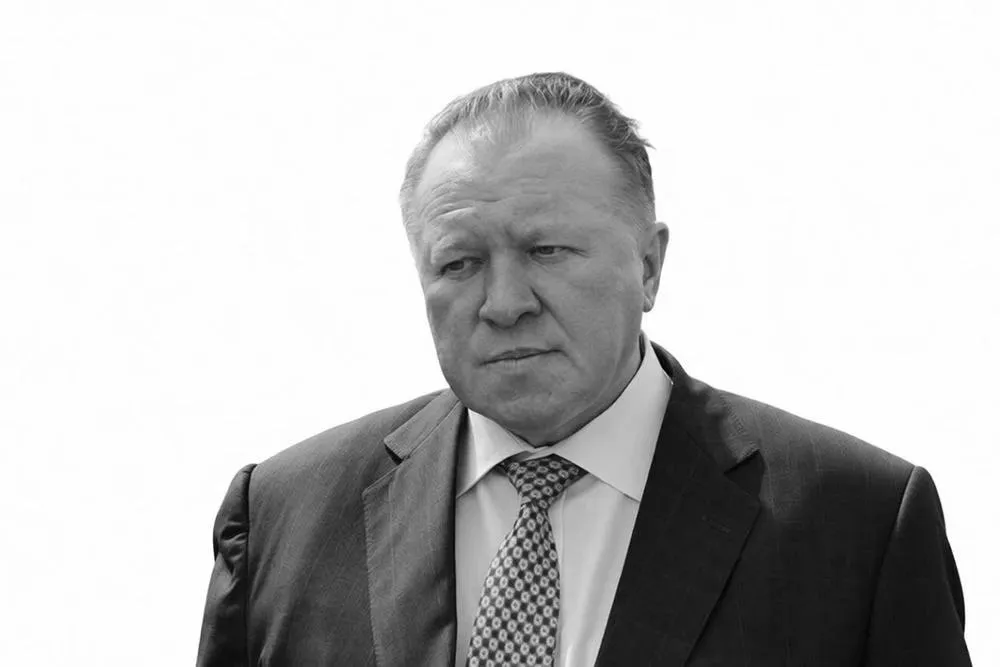 Губернатор Красноярского края Законодательное Собрание края Администрация Губернатора края Правительство края выражают соболезнования родным и близким Виталия Павловича Боброва На 71 м году жизни скончался бывший заместитель Губернатора Красноярского края почётный гражданин Норильска Виталий Павлович Бобров Виталий Павлович внёс важный вклад в развитие края Он прошёл трудовой путь от плавильщика до руководителя крупного металлургического предприятия Координировал работу топливно энергетического комплекса и лесного хозяйства региона многое сделал для краевой столицы Его опыт знания ответственность и профессионализм помогали эффективно решать самые сложные управленческие задачи Мы сохраним добрую память о Виталии Павловиче Боброве и его заслугах перед Красноярским краем Подписывайтесь на канал Парламент на Енисее в MAX
