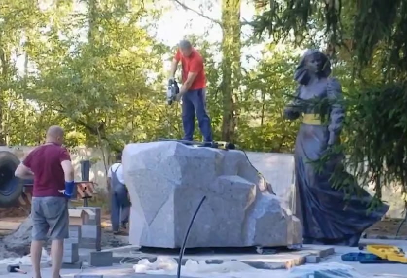 Памятник политологу и публицисту Дарье Дугиной устанавливают в парке Захарово недалеко от места ее гибели в подмосковном Одинцово Открытие планируется 20 августа, в день гибели Дугиной.