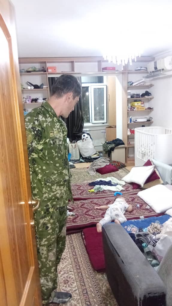 В Душанбе спасатели освободили ребёнка из запертой квартиры Сотрудники Управления Комитета по чрезвычайным ситуациям и гражданской обороне КЧС Таджикистана освободили малолетнего ребёнка оказавшегося в запертой квартире в районе Сино столицы Об этом сообщили в пресс службе ведомства Инцидент произошёл вечером 26 сентября в 22 54 Житель района Сино Асрор Бобоев обратился в дежурную часть КЧС с сообщением о том что дверь его квартиры захлопнулась а внутри остался ребёнок На место происшествия незамедлительно выехали сотрудники Управления КЧС Спасатели используя специальное оборудование вскрыли дверь и в 23 30 освободили ребёнка Его жизни и здоровью ничего не угрожает В ведомстве отметили что только за последнюю неделю спасатели несколько раз оказывали помощь гражданам в чрезвычайных ситуациях извлекая людей из автомобилей жилых помещений колодцев и каналов КЧС напоминает гражданам о необходимости строго соблюдать правила безопасности и проявлять особое внимание к своим близким Человеческая жизнь самая большая ценность и ежедневный труд спасателей направлен на её сохранение подчеркнули в комитете