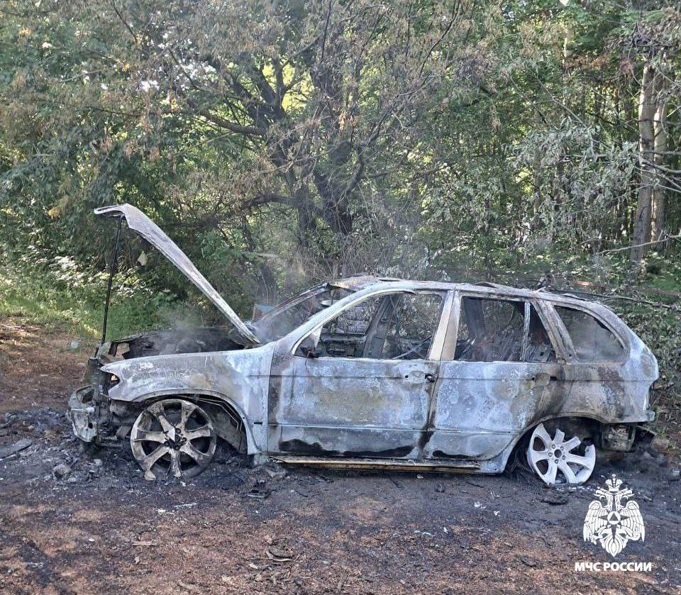 В Губкинском округе огонь полностью унивтожил автомобиль. В селе Архангельское загорелся «БМВ» — предположительно, из-за неисправности. Пострадал 15-летний подросток. Подписаться Написать нам