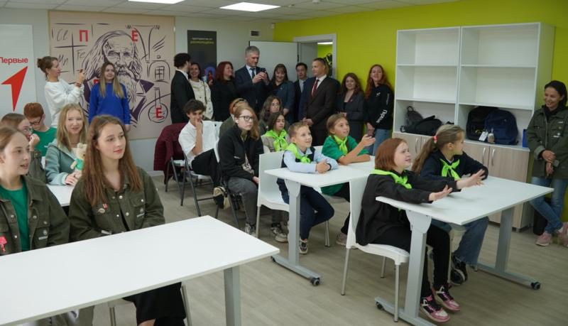 В столице Камчатского края торжественно открылся Молодёжный центр ВМесте Он уже стал новой точкой притяжения для юных жителей Петропавловска Камчатского В Как стало известно интернет порталу Камчатка Сегодня новое пространство расположенное на улице Горького 16 включает в себя несколько функциональных зон и обещает стать площадкой для реализации множества креативных идей Подробнее о церемонии открытия читайте на портале Камчатка Сегодня Подписаться Прислать Чат