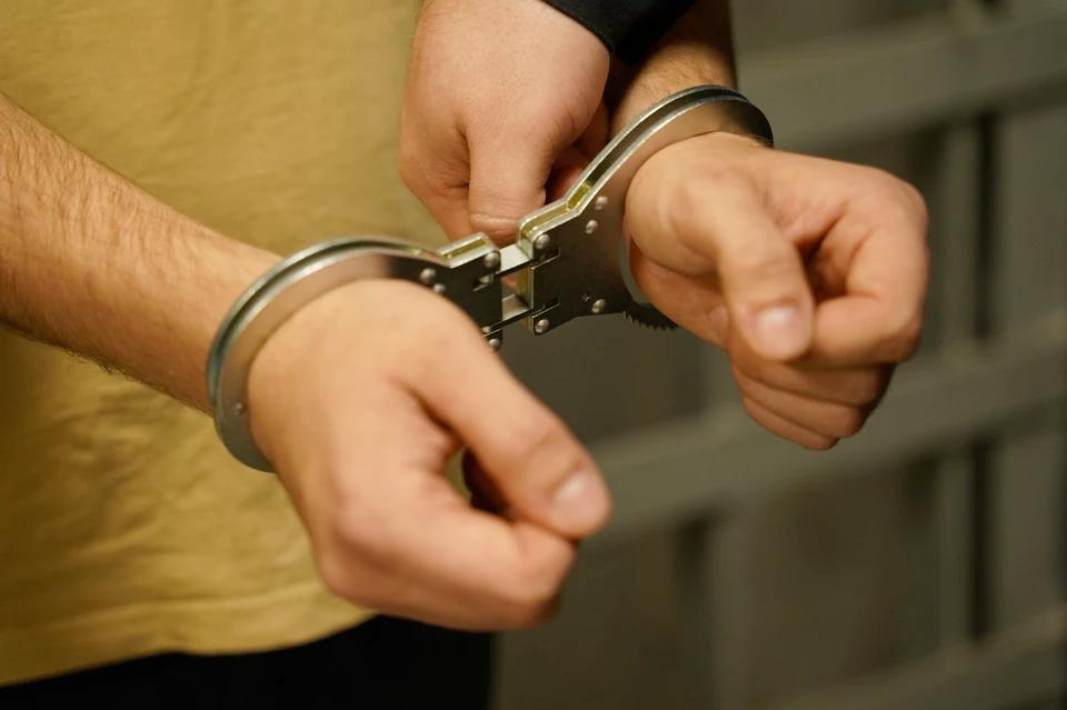 Житель Херсонской области передавал украинским спецслужбам координаты ВС РФ В Херсонский областной суд направили уголовное дело о государственной измене. Фигурант его еще в 2023 году фиксировал места дислокации российских войск и технике, передавав затем СБУ. «По версии следствия, в конце декабря 2023 года Евгений Сидорчук, находясь в Новотроицком округе, по заданию украинских спецслужб добровольно собирал данные о местах дислокации военной техники и личного состава ВС РФ. Эти сведения по мессенджеру он отправлял своему куратору», - передает фабулу дела прокуратура Херсонской области. Как несложно понять, информация это была «убойная»: по расположению вполне могли прилететь ракеты или дроны ВСУ. Так что в числе прочего в суде предстоит понять, наносились ли удары по наводке Сидорчука, были ли потери от его предательских действий.