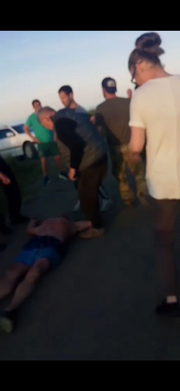 Отдыхающий на реке в Макарове сахалинец избил сотрудника рыбохраны О произошедшем конфликте мы писали вчера со слов очевидцев и публиковали снятое ими видео. Местные жители распивали алкоголь и рыбачили на берегу реки. К ним подошли охранники и в грубой форме сообщили, что лов здесь запрещен, а территория частная. Было написано заявление в полицию, после чего следствие выяснило: в ходе конфликта один из отдыхающих избил сотрудника, осуществляющего правопорядок на реке. Возбуждено уголовное дело по признакам преступления, предусмотренного ч. 2 ст. 213 УК РФ хулиганство с применением предмета, используемого в качестве оружия . Председатель СК России Александр Бастрыкин поручил руководителю СУ по Сахалинской области Бэликто Базарову представить доклад о ходе расследования уголовного дела. ——— : Прислать нам новость: