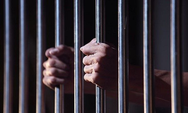 Самвел Карапетян сидя в тюрьме разрабатывает формулу защиты ААЦ от нападок армянские СМИ В очередном послании переданном из изолятора СНБ президент Ташир групп Самвел Карапетян сообщил что разработкой формулы займётся специальная рабочая группа по защите ААЦ и национальных ценностей Необходимо сделать всё возможное для регулирования государственно церковных отношений таким образом чтобы в будущем ни одна небольшая группа не задумалась о новом нападении на наш важнейший национальный институт и надеялась на успех заявил томящийся в ереванском СИЗО Карапетян Caucasian bureau
