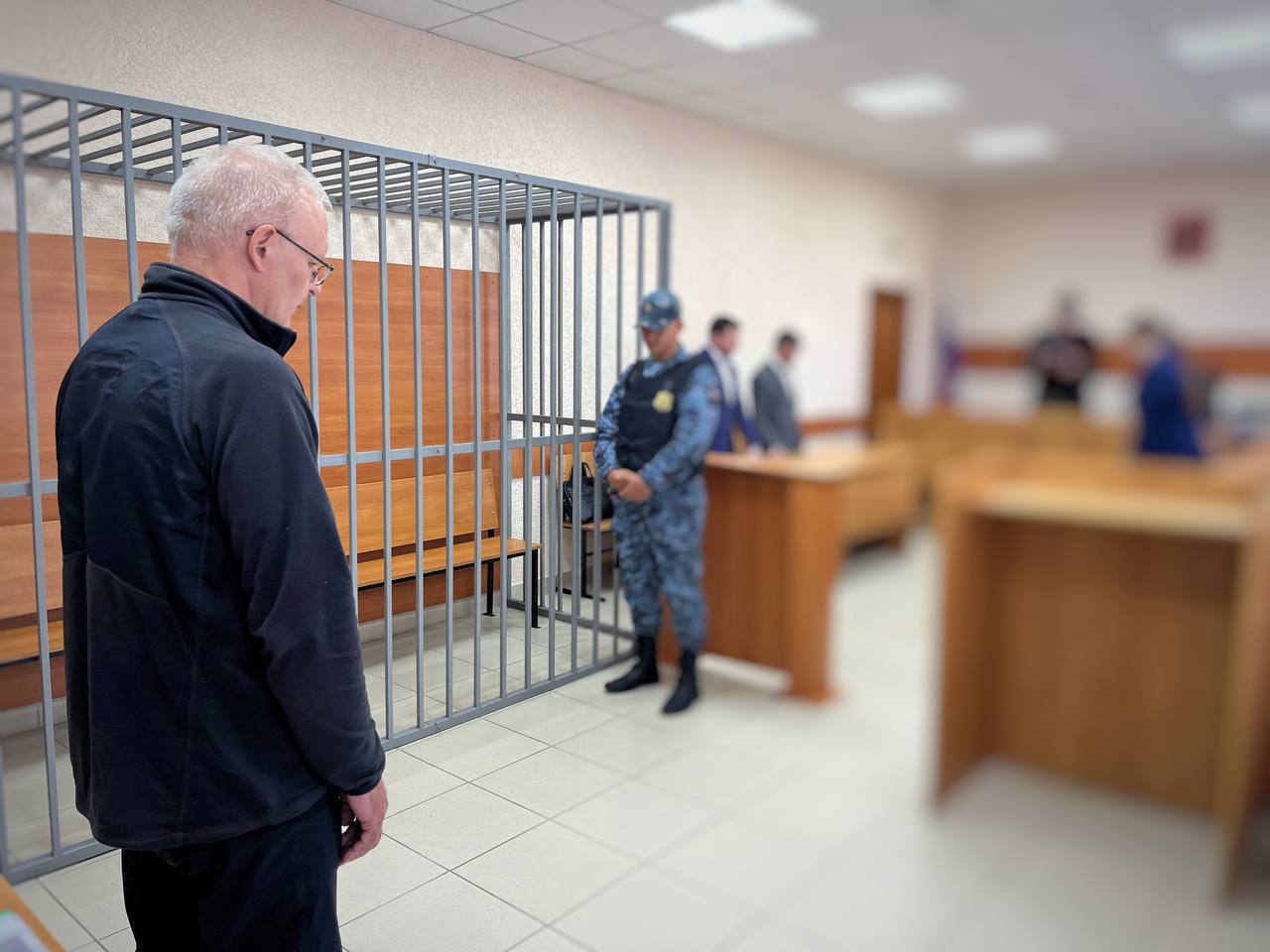 Экс директора омского интерната Валерий Башурова который сдал своего шефа Куприянова отправили в колонию Суд назначил ему 6 6 года строгого режима По версии следствия Башуров брал взятки у предпринимателя взамен обеспечивая ему контракты со своим учреждением По другому уголовному делу Башуров проходит уже как взяткодатель следователи считают что он буквально покупал расположение своего шефа экс министра труда региона Владимира Куприянова Новости Омска Подписаться