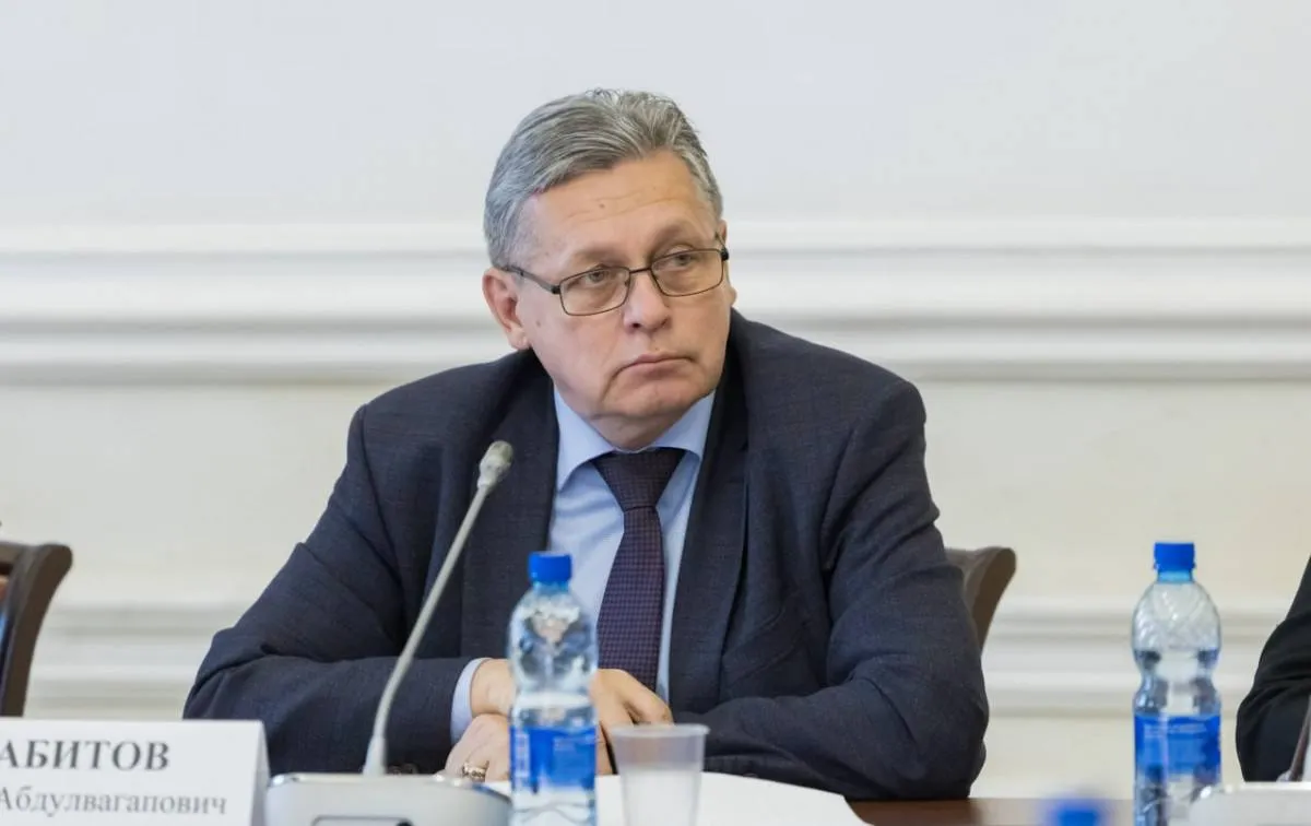Заместителя генерального директора руководителя департамента федерального государственного унитарного предприятия Всероссийская государственная телевизионная и радиовещательная компания Рифата Сабитова наградят орденом За заслуги перед Отечеством III степени Соответствующий указ утвердил президент Российской Федерации Владимир Путин В документе указано что награда присуждается за большой вклад в развитие телерадиовещания и реализацию общественно значимых проектов Фото Общественной палаты РФ Подписывайтесь на наш новый канал в MAX   Подписаться