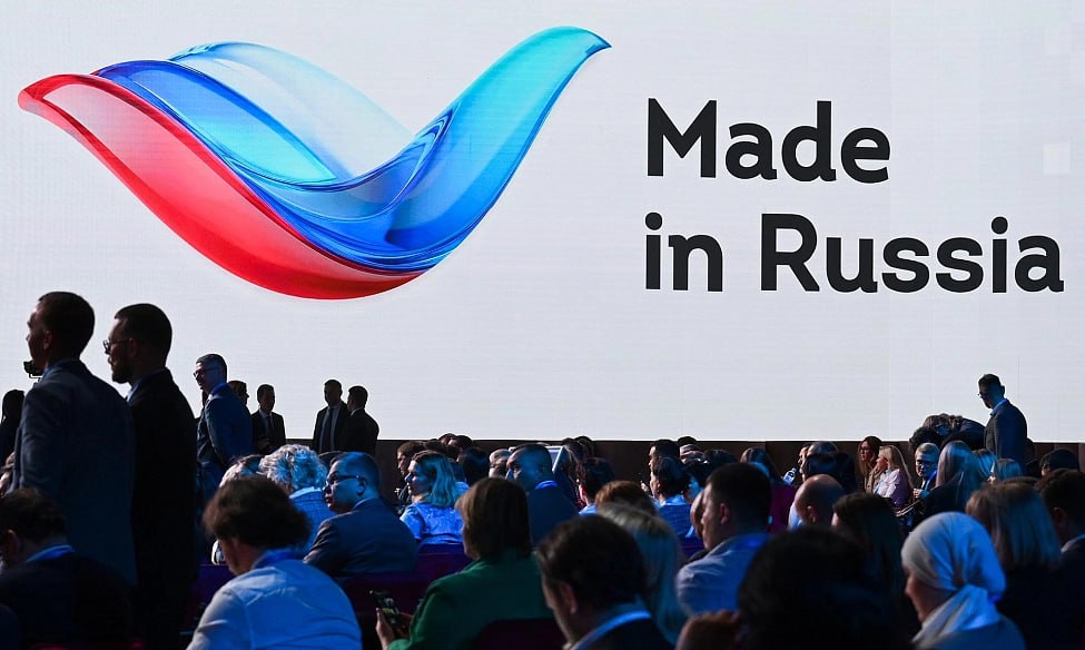 В Москве накануне состоялась церемония вручения премии Сделано в России 2025 В рамках проекта отмечаются инициативы в различных отраслях экономики и культуры стартовавшие в течение последнего года или получившие в отчетном периоде серьезное развитие оказав значительное влияние на культурную и экономическую сферу страны Для нас Сделано в России это уже давно не соревнование и не фиксация успехов за год Это наша ежегодная попытка вместе с экспертами и тысячами наших читателей заглянуть в будущее отметила Марина Геворкян издатель проекта Сноб учредившего премию В числе лауреатов этого года инициативы из Санкт Петербурга Так в номинации Общество отмечен проект Чтобы дом оставался местом любви Хоспис на дому Хоспис на дому стал первой в России выездной службой без стационара получившей лицензию на работу с наркотическими анальгетиками Участники проекта облегчают страдание своих пациентов непосредственно у них дома избавляя от необходимости обращаться в медицинское учреждение В номинации Наука и технологии жюри выделило созданного фармацевтической компанией Biocad робота умеющего отбирать пробы колоний микроорганизмов Благодаря специальному программному обеспечению с элементами искусственного интеллекта машина делает эту важную требующую ювелирной точности но очень нудную работу эффективнее людей освобождая живых специалистов для решения других задач