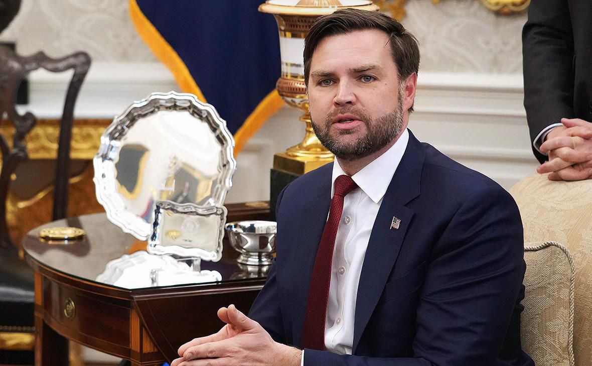 Вэнс раскрыл суть переговоров между Россией и Украиной Переговоры о прекращении конфликта на Украине сосредоточены на гарантиях безопасности для Киева и территории заявил вице президент Джей Ди Вэнс в интервью Fox News его слова приводит Bloomberg На самом деле есть больших вопроса которые еще не решены и в каком то смысле они очень простые но в каком то смысле очень сложные сказал Вэнс Прежде всего Украина хочет быть уверена что конфликт не повторится Она хочет быть уверена что ее территориальная целостность сохранится на долгие годы в будущем пояснил вице президент Россия по его словам хочет определенные участки территории большую часть которых она контролирует но часть которых не заняла Именно в этом и заключается суть переговоров подчеркнул Вэнс Украинцы хотят гарантий безопасности Россияне хотят определенные участки территории заключил он Вэнс считает что встреча президентов России и Украины Владимира Путина и Владимира Зеленского могла бы помочь продвинуть переговоры для достижения этих целей США работают над организацией двусторонней встречи но время и место пока не определены Президент США Дональд Трамп заявил что если встреча пройдет успешно он постарается организовать трехсторонний саммит с Путиным и Зеленским На прошлой неделе Трамп встретился с президентом России на Аляске а в понедельник провел переговоры в Белом доме с украинским лидером и европейскими союзниками