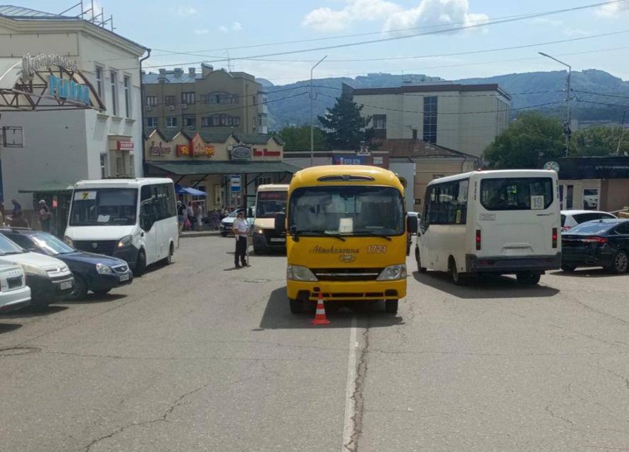 В Кисловодске в результате наезда маршрутного транспорта пострадал пешеход По предварительным данным, 22 июля примерно в 9 часов 40 минут на улице Горького, водитель маршрутного транспорта Хендай допустил наезд на пешехода, пересекающего проезжую часть вне пешеходного перехода, но в зоне его видимости. В результате автоаварии 73-летняя местная жительница с травмами госпитализирована в городскую больницу. Установлено, что за рулем транспорта находился 41-летний житель соседнего региона, стаж вождения которого составляет 22 года. За последние 2 года привлекался к административной ответственности 7 раз за нарушения ПДД. Мужчина осуществлял внутригородские перевозки. По факту автоаварии проводится проверка. Детальные обстоятельства происшествия уточняются.