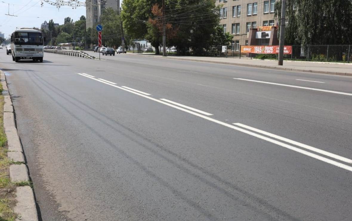 В Воронеже появятся новые выделенные полосы для общественного транспорта Мэр Воронежа Сергей Петрин в своем телеграм-канале сообщил о продолжении работы по расширению сети выделенных полос для общественного транспорта в городе. В частности, ночью подрядчики приступили к нанесению разметки на улице Ворошилова. Выделенные полосы будут организованы на участке от улицы 20-летия Октября до кольцевого пересечения с улицей Космонавтов. Первый участок выделенной полосы уже был создан на пути к улице 20-летия Октября.