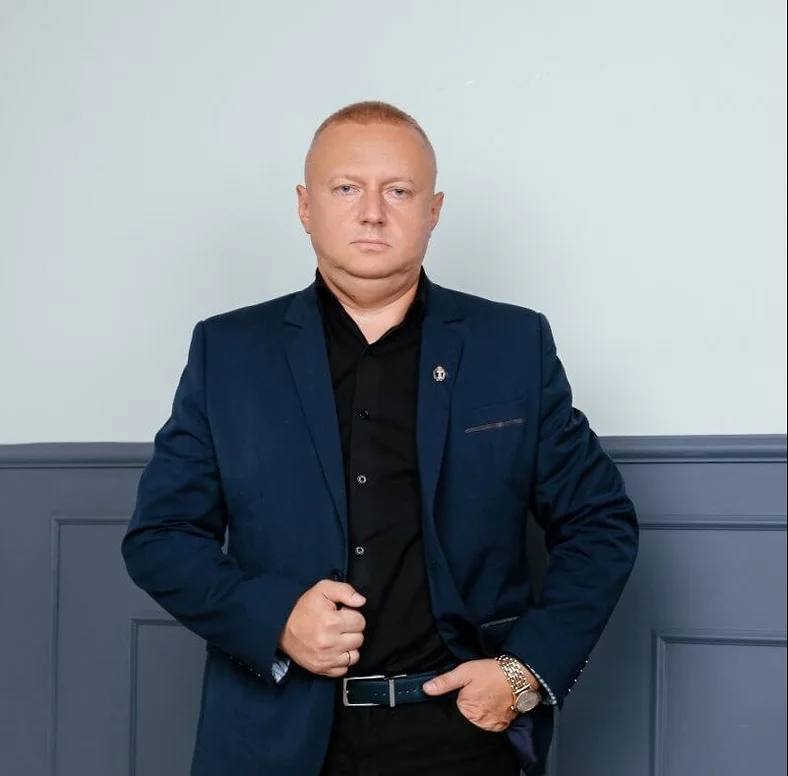 Прокуратура Ивановской области решила отобрать у своего экс сотрудника Ильи Запруднова участок земли в заповедном Плесе стало известно Ъ По версии надзора будучи прокурором Приволжского района господин Запруднов не соблюдал требования антикоррупционного законодательства Он получил и застроил участок с использованием служебного положения поэтому должен сам снести дом а землю вернуть законному владельцу Ивановская областная коллегия адвокатов Ъузнал