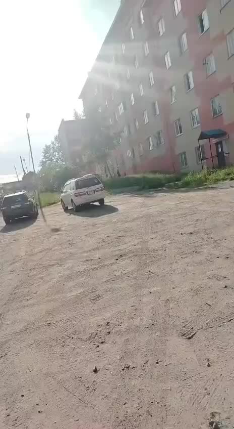 Трагический случай: женщина погибла после падения с пятого этажа в Охе