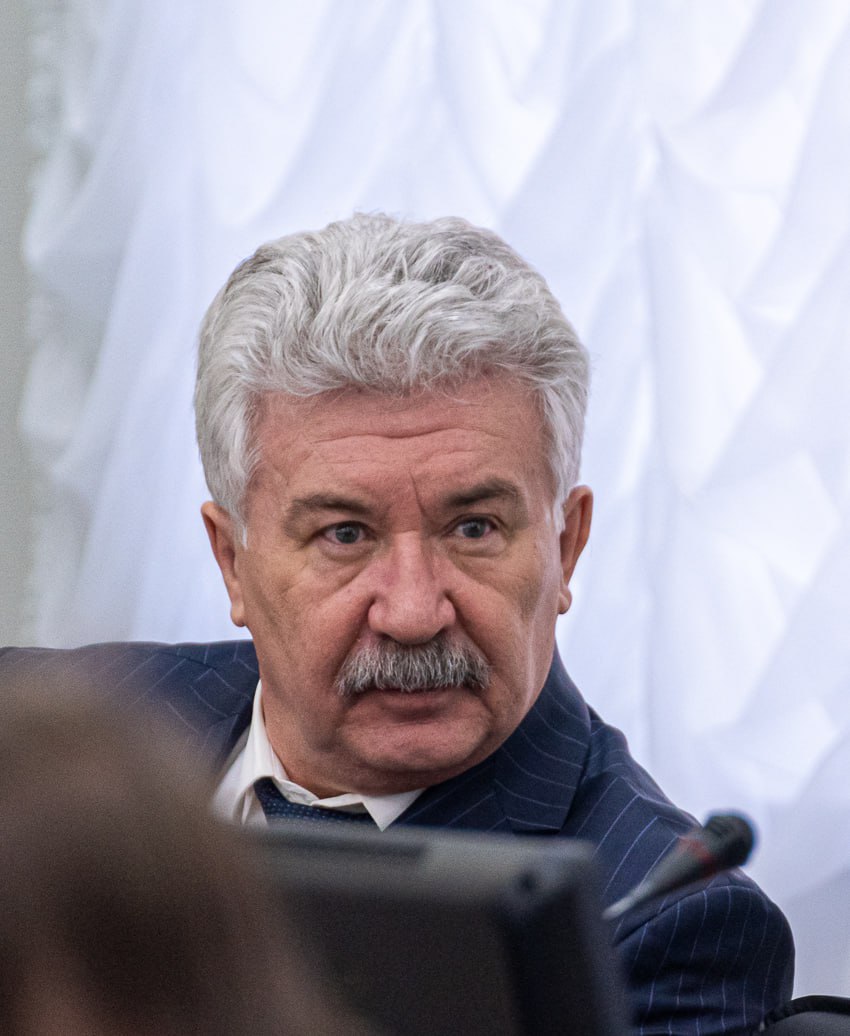 Замгубернатора Василий Войкин ушёл в отставку Сразу несколько источников сообщили chitaru75 что он покинул свой пост 19 ноября проработав на этой должности пять лет Информацию подтвердили в пресс службе правительства региона Свои полномочия он сложил из за выхода на пенсию До назначения в июне 2020 года Войкин работал прокурором края В правительстве он отвечал за законотворчество и работу с Заксобранием В 2024 году Александр Осипов в составе нового правительства сохранил всех своих замов Александра Костенко Василия Войкина Аягму Ванчикову и Никиту Ганчара   Василий Войкин родился в 1961 году в Стерлитамаке Башкортостан В 1983 году он окончил Свердловский юридический институт и получил диплом юриста После учёбы начал работать в прокуратуре Черемхово в Иркутской области сначала стажёром затем старшим следователем В 1985 году стал зампрокурора Черемховского района С 1988 года работал прокурором Саянска а с 1991 по 2011 год Зиминским межрайонным прокурором Потом перешёл на должность прокурора Ангарска В 2006 году стал заместителем прокурора Иркутской области в 2008 прокурором Томской области а в 2015 прокурором Забайкальского края Он награждён знаком Почётный работник прокуратуры РФ знаком За верность закону I степени и медалью 290 лет прокуратуре России Классный чин государственный советник юстиции 3 класса Дарим подписчикам машину дров