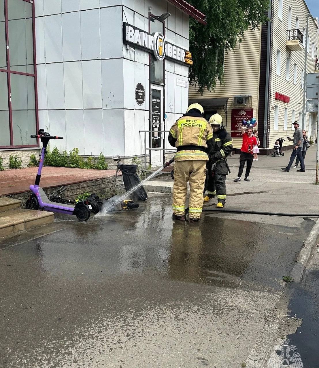 В Барнауле загорелся электросамокат В Барнауле на улице Профинтерна случился пожар, в результате которого загорелся электросамокат. Владелец электросамоката припарковал его у магазина, а когда вышел, заметил дым. На место происшествия оперативно прибыл пожарный расчет МЧС России, который быстро ликвидировали возгорание. Алтапресс